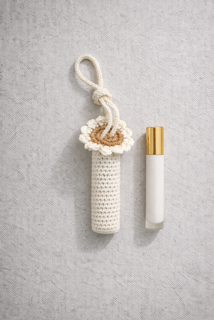 Вязаный футляр-брелок для помады/блеска