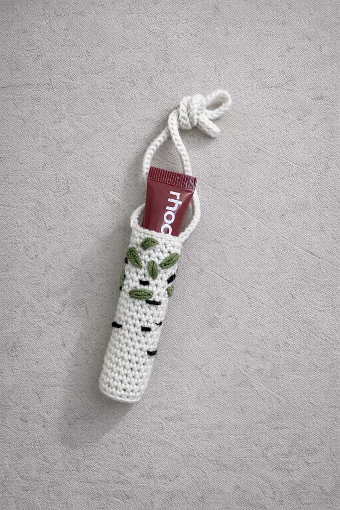 Вязаный футляр-брелок для помады/блеска