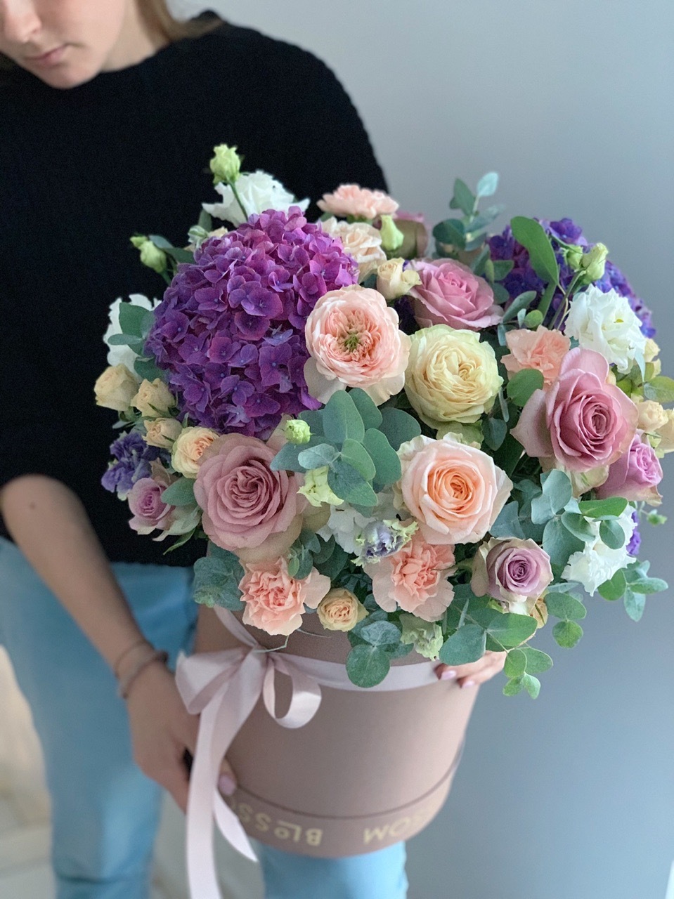 Персиково-сиреневая композиция в шляпной коробке