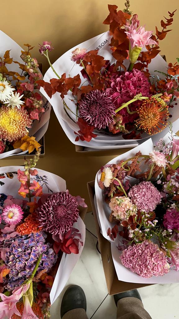 Яркий букет из сезонных цветов на вкус флориста!