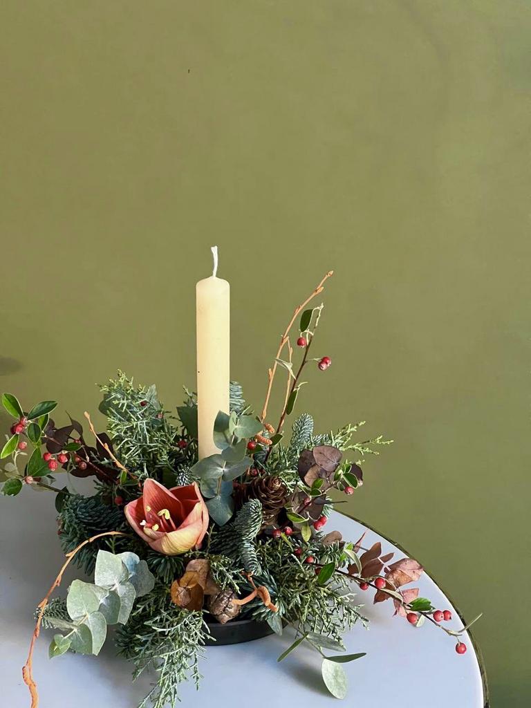 Композиция со свечой на металлической подставке