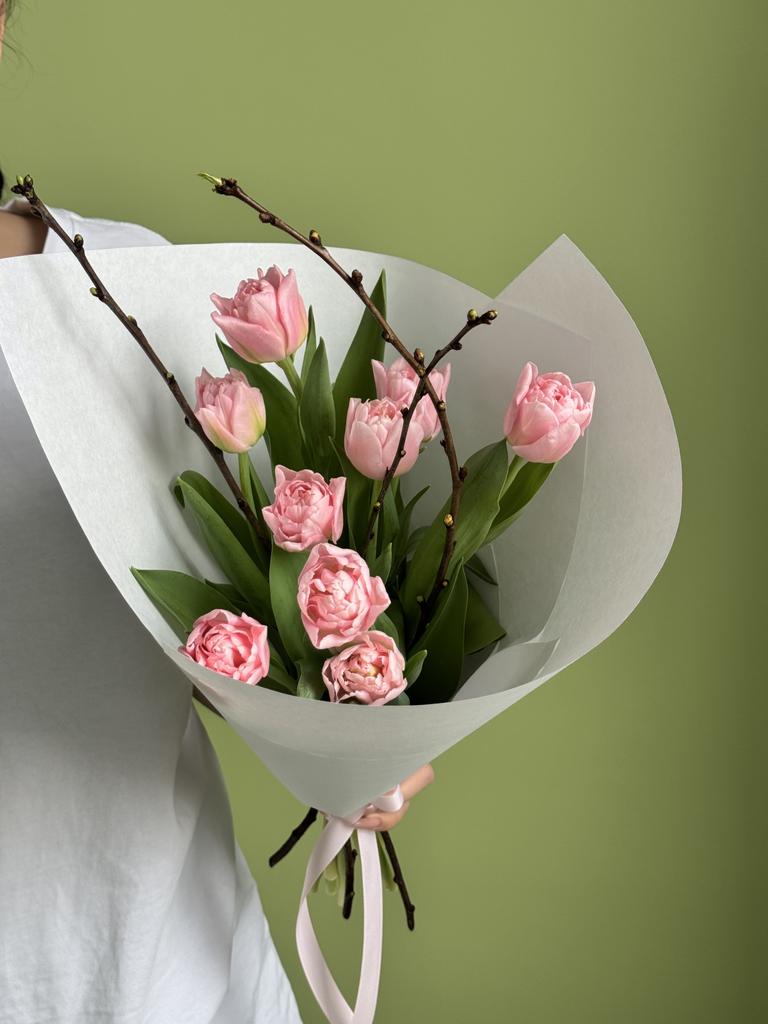 МОНОБУКЕТ из пионовидных тюльпанов с веточками