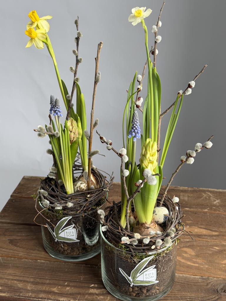 Пасхальная композиция с луковичными