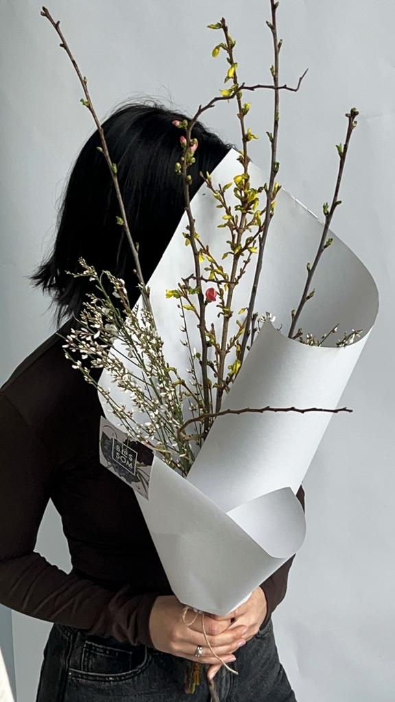 Охапка цветущих веток