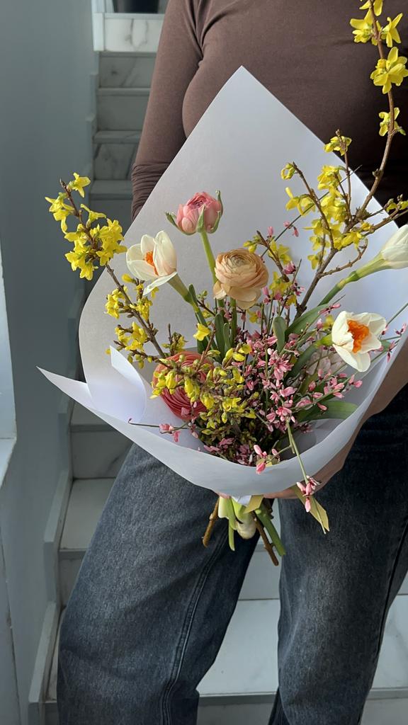 Букет с абрикосовыми ранункулюсами