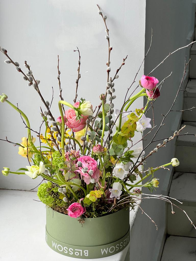 Шляпная коробка с цветами и вербой