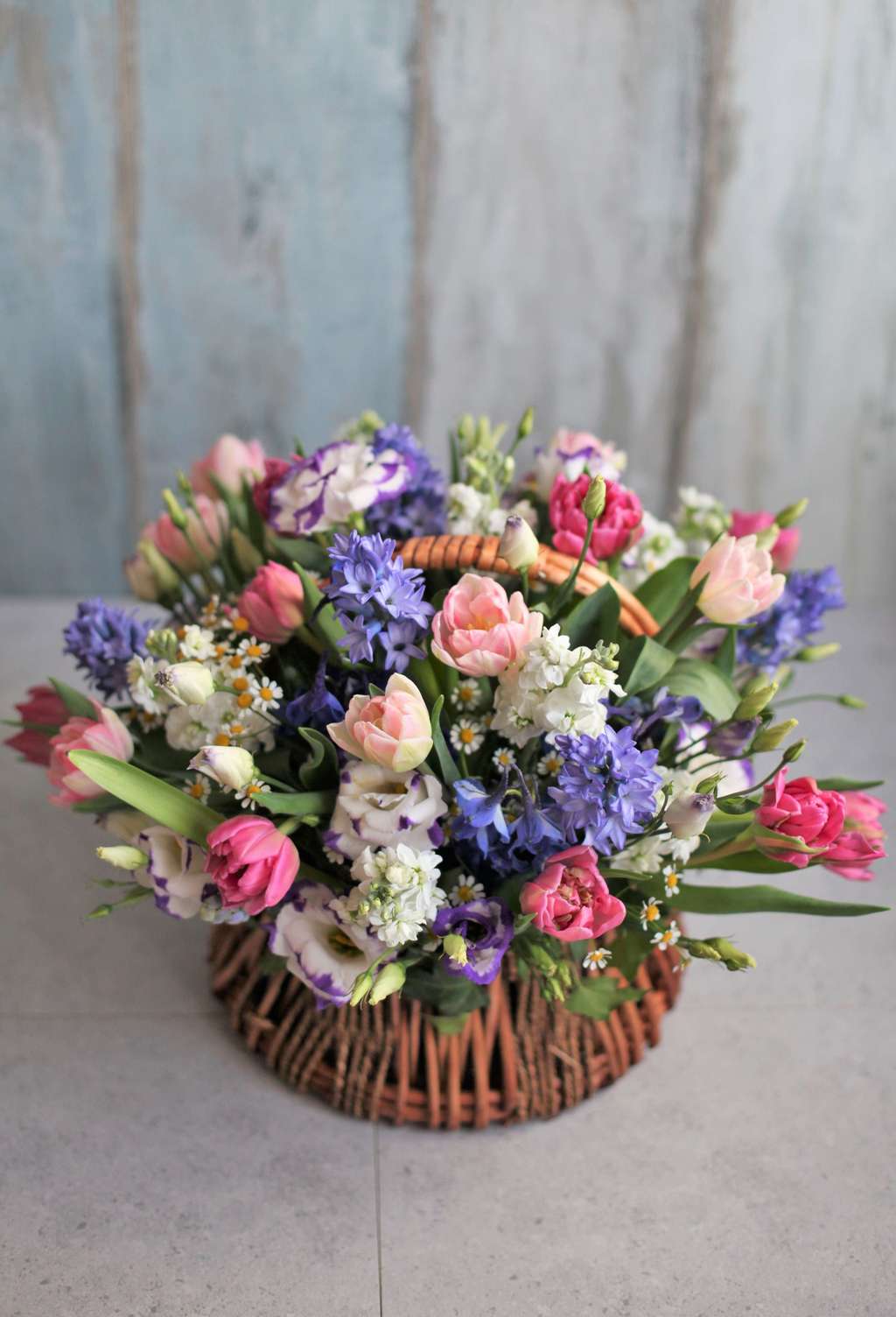 Весенняя корзина с гиацинтами и тюльпанами
