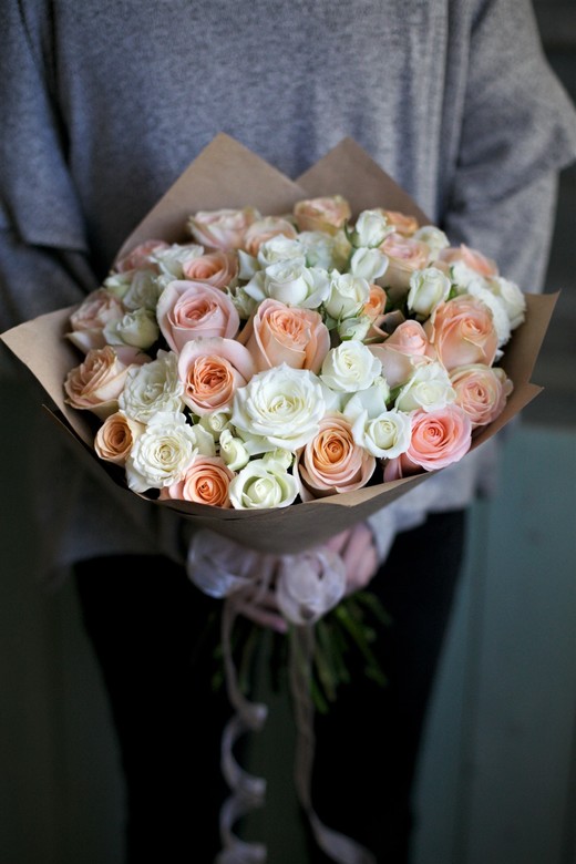 Букет из двух видов роз