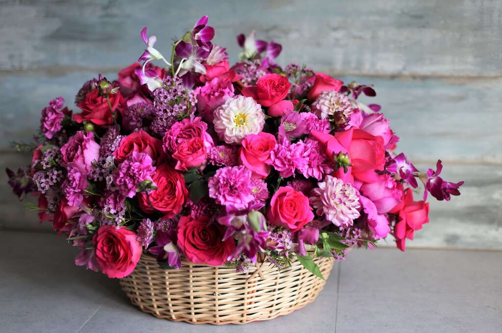 Яркая корзина с розами, пионовидными розами, хризантемами и диантусом