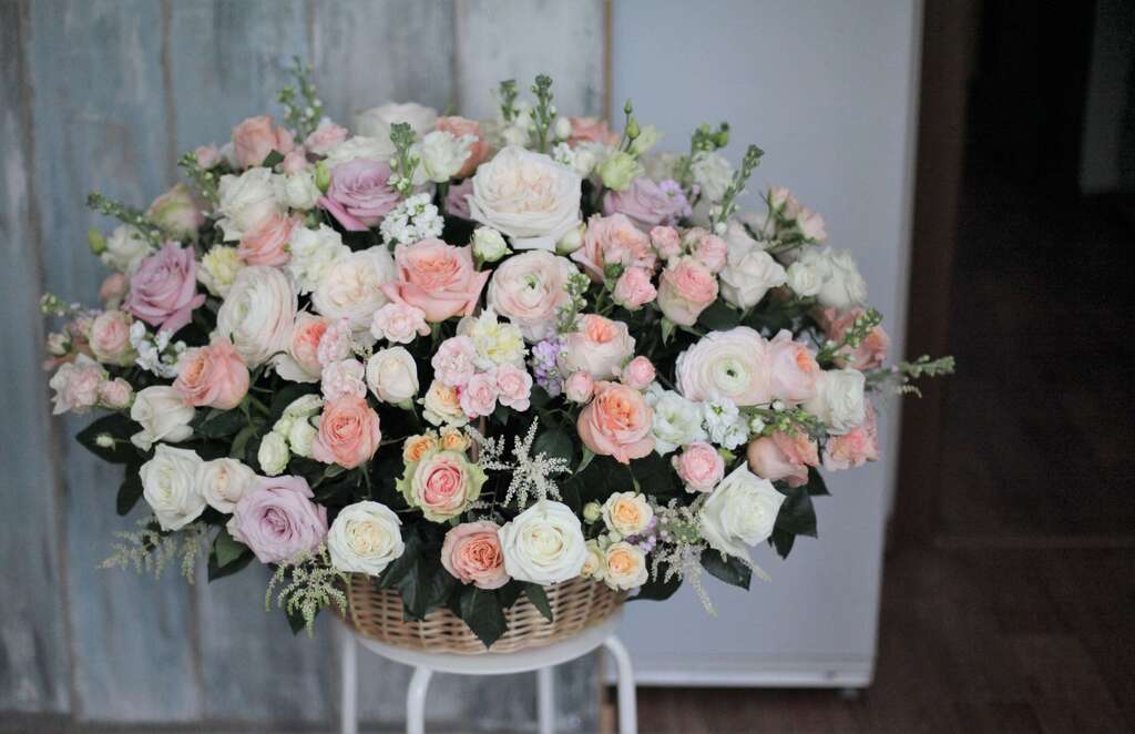Метровая корзина с розами, кустовыми розами и эустомой