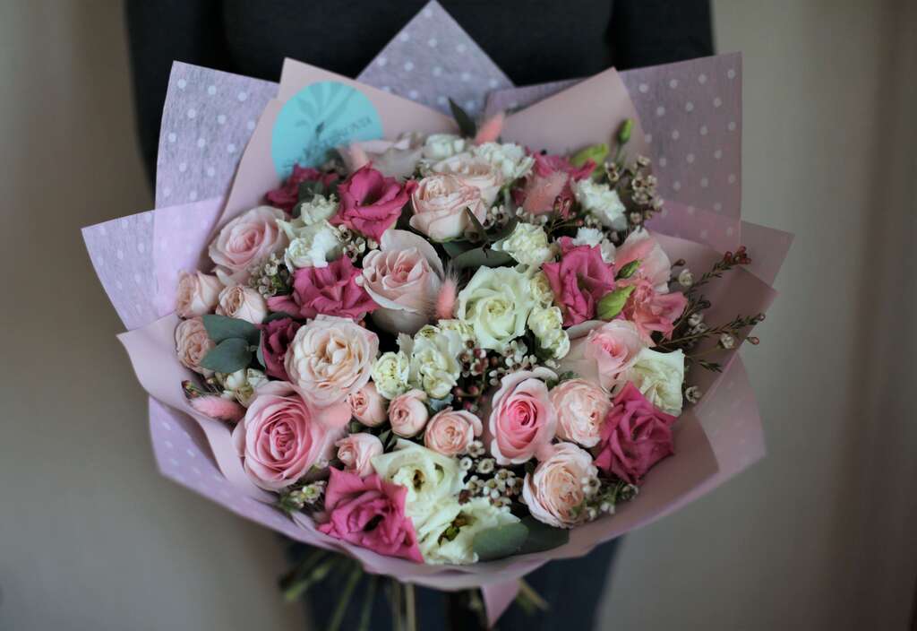 Букет с розами, эустомой и кустовыми розами