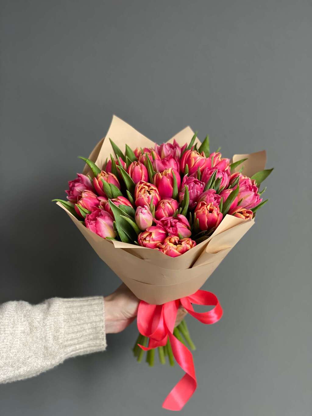 29 голландских тюльпанов желаемого цвета в упаковке
