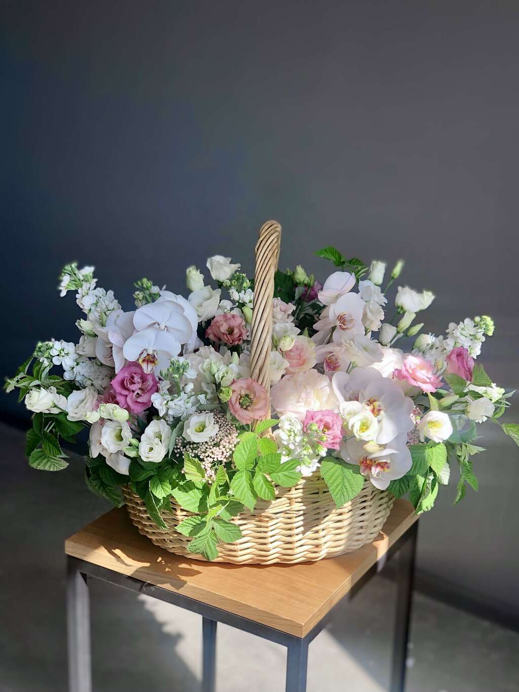 Авторская цветочная корзина длиной до 70 см с орхидеями