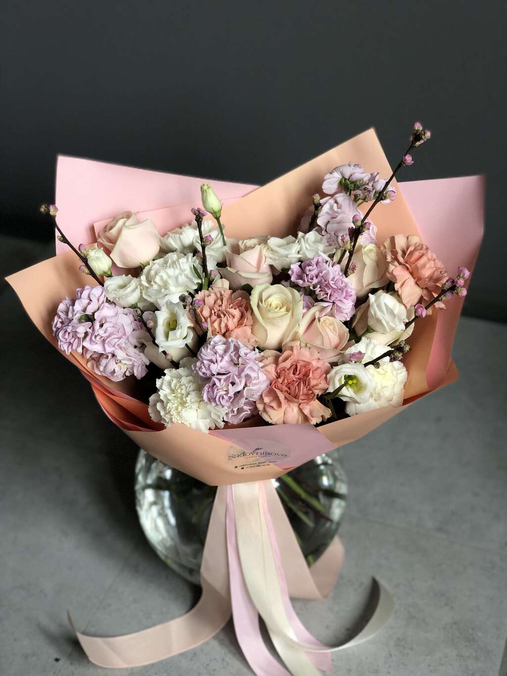 Букет 30 см  из роз, эустом и фактурных веточек