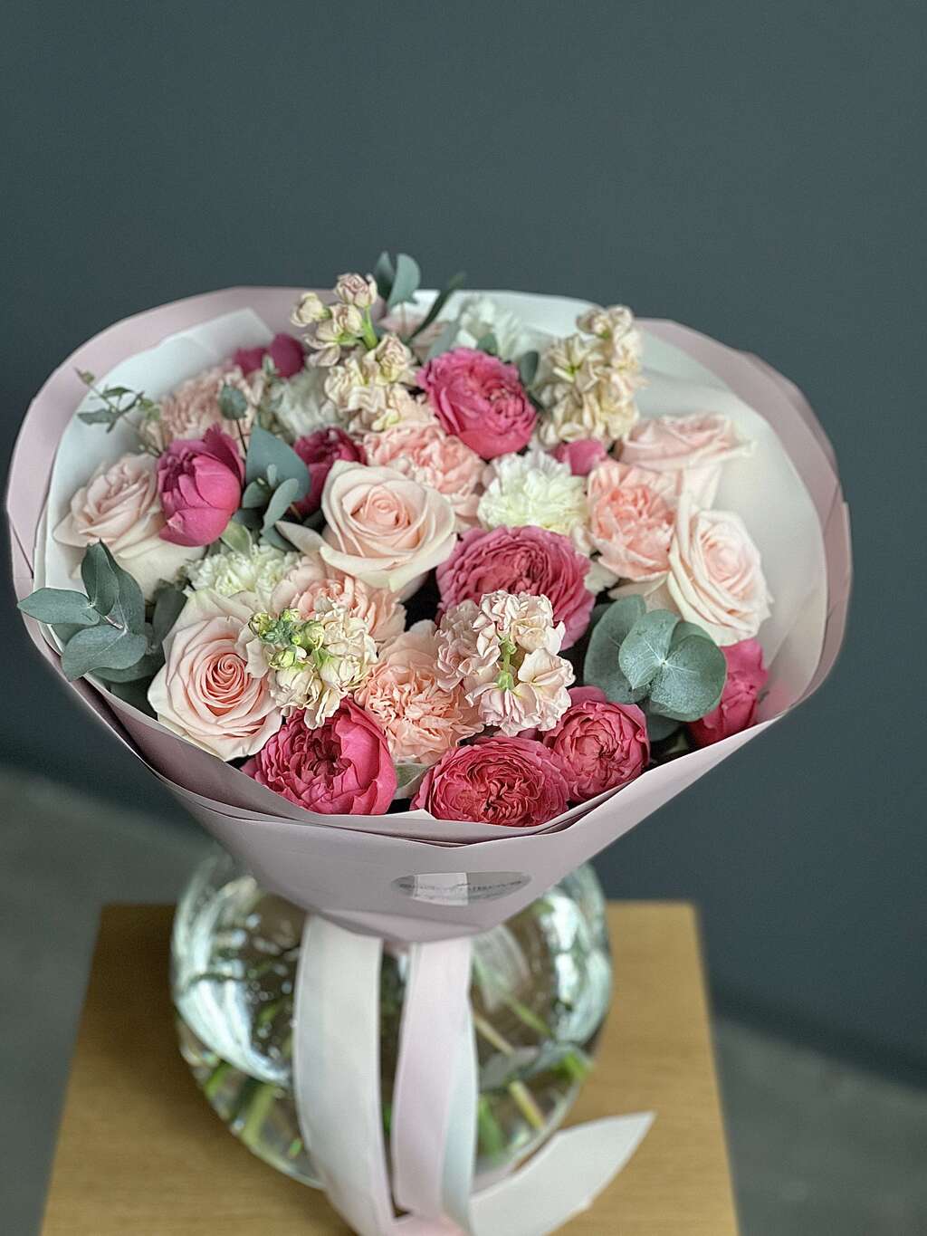 Букет 35-40 см  из роз, эвкалипта и маттиолы