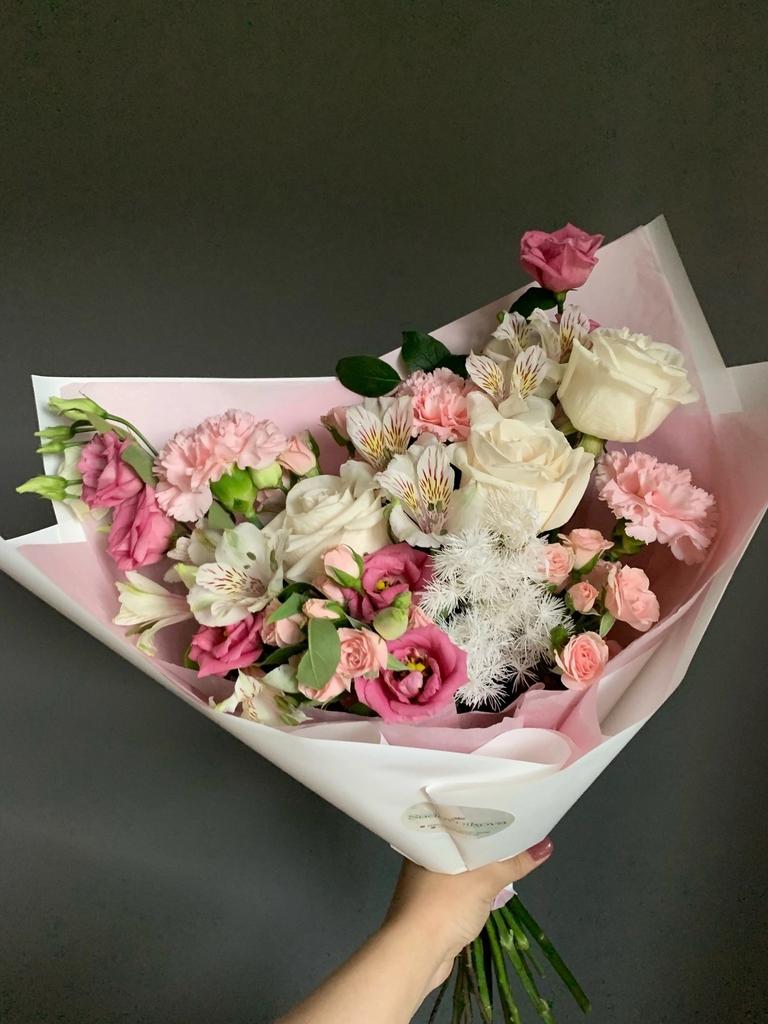 Нежный букет из роз, диантусов, лизиантуса и альстромерий