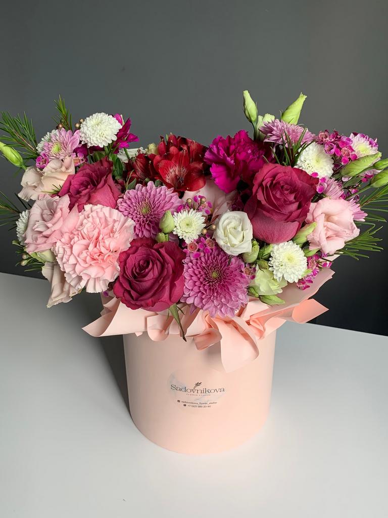 Шляпная коробка с нежными диантусами и яркими розами