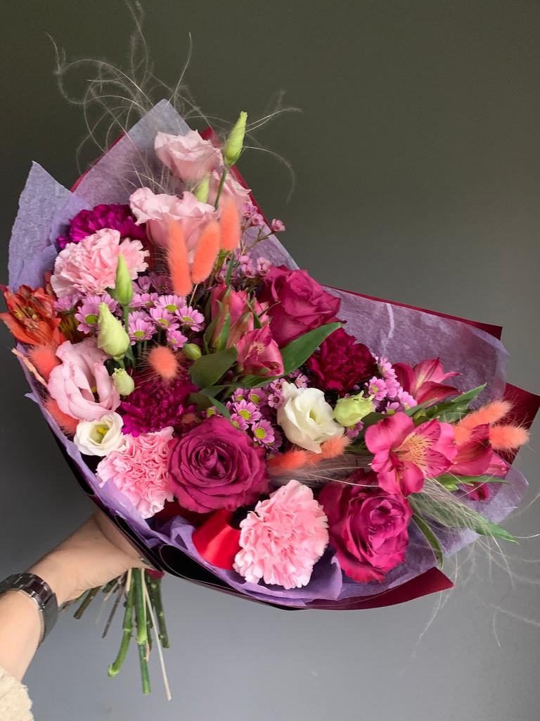 Яркий букет с розами, альстромериями и сухоцветами