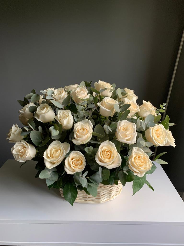 Корзина с розами и эвкалиптом