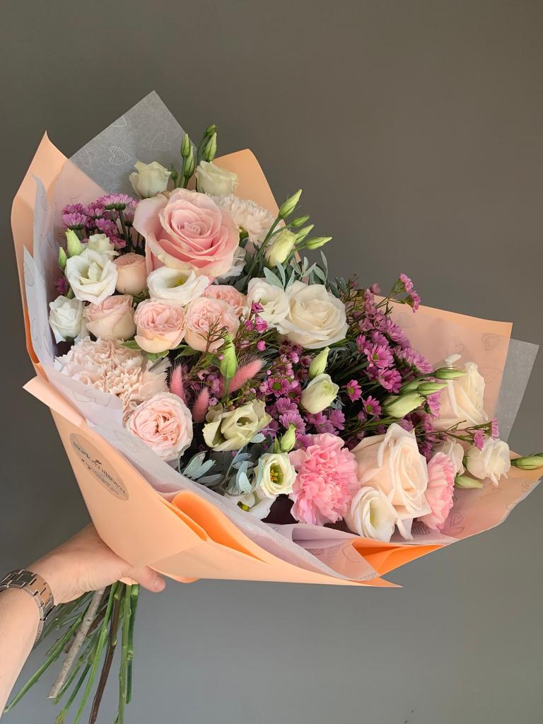 Букет в нежной гамме из роз, хризантем, лизиантуса