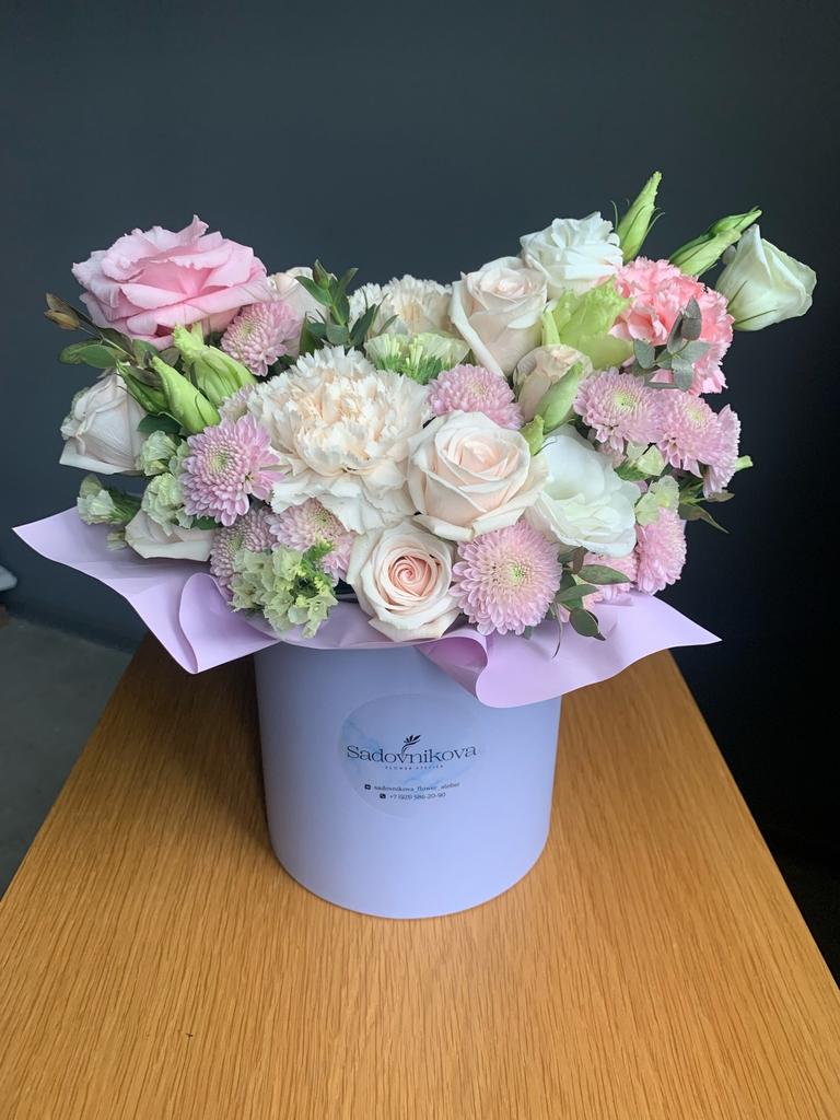 Нежная шляпная коробка  с розами, диантусами, хризантемами