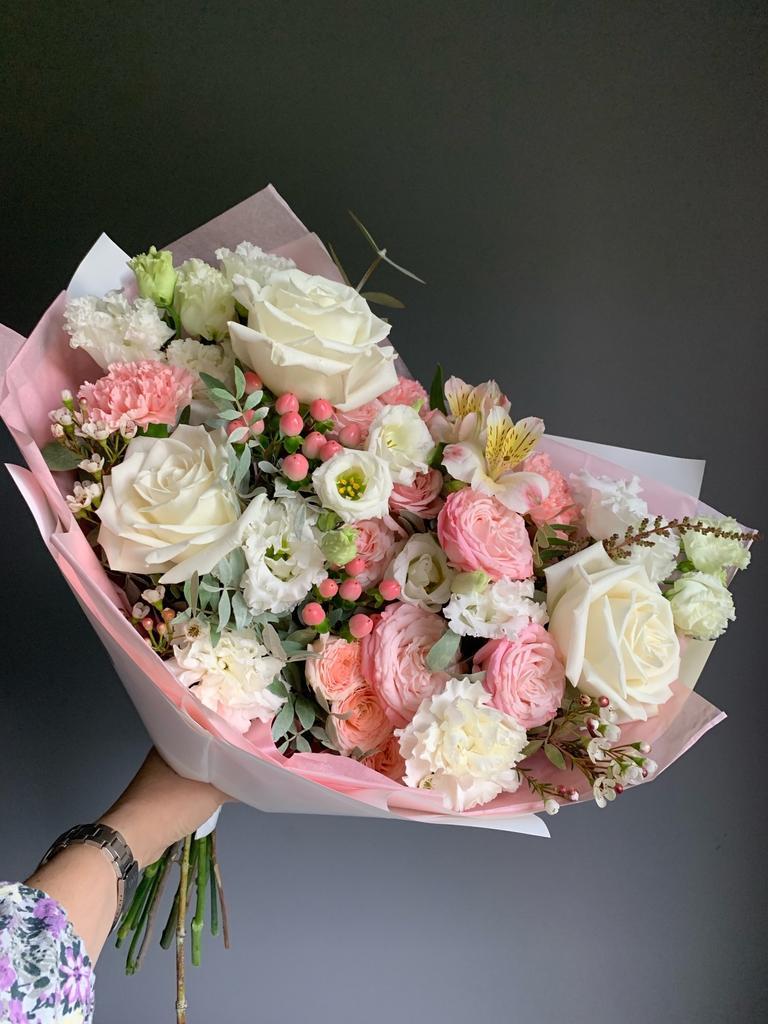 Букет из пионовидных роз, лизиантуса и ягодок хиперикума