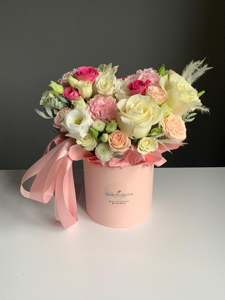 Шляпная коробка из роз, диантусов , сухоцветов и лизиантусов