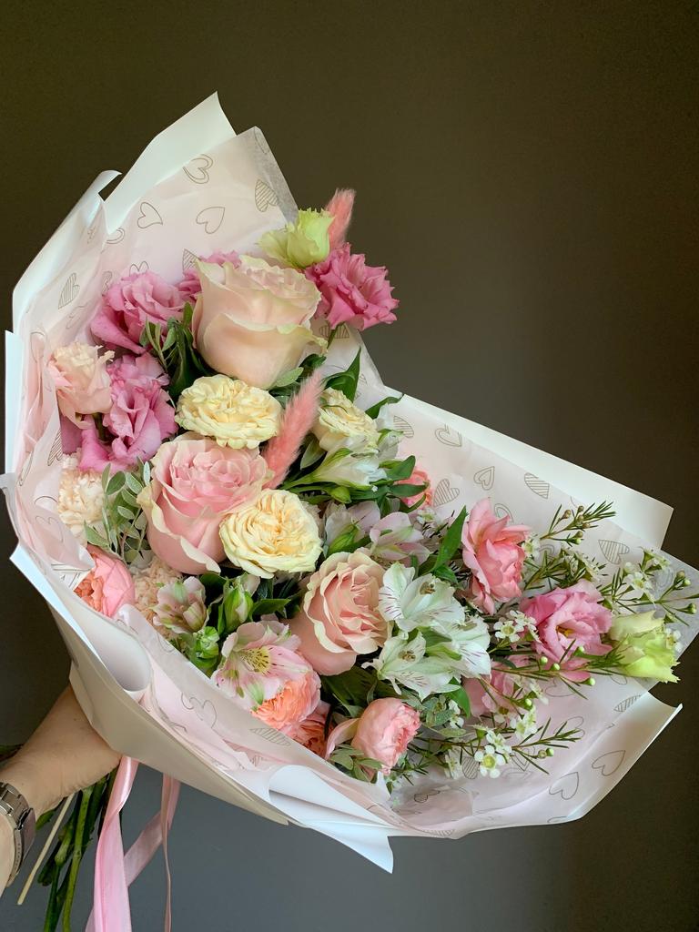 Букет из нежно-розового лизиантуса, роз, альстромерий