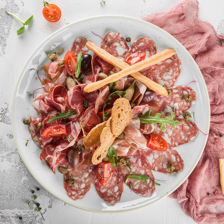 Антипасто мясных деликатесов