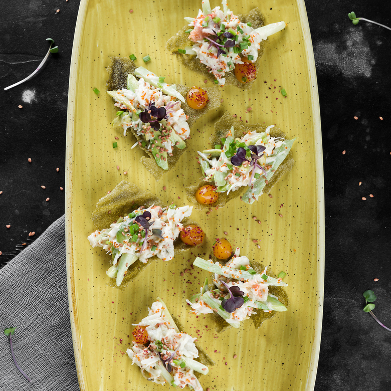 Тартар с камчатским краба на чипсе из водорослей с майонезом