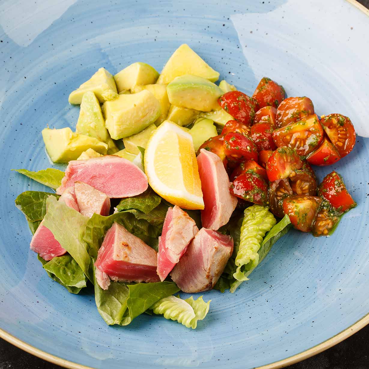 Салат с тунцом и авокадо