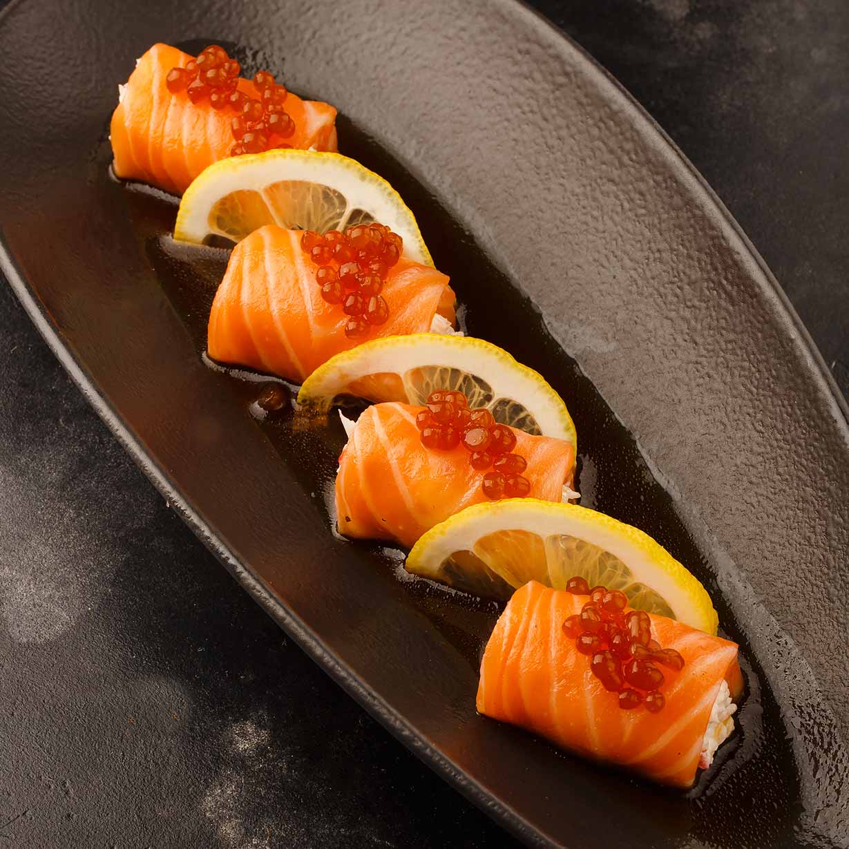 Рулетики из лосося с мясом краба и соусом шисо