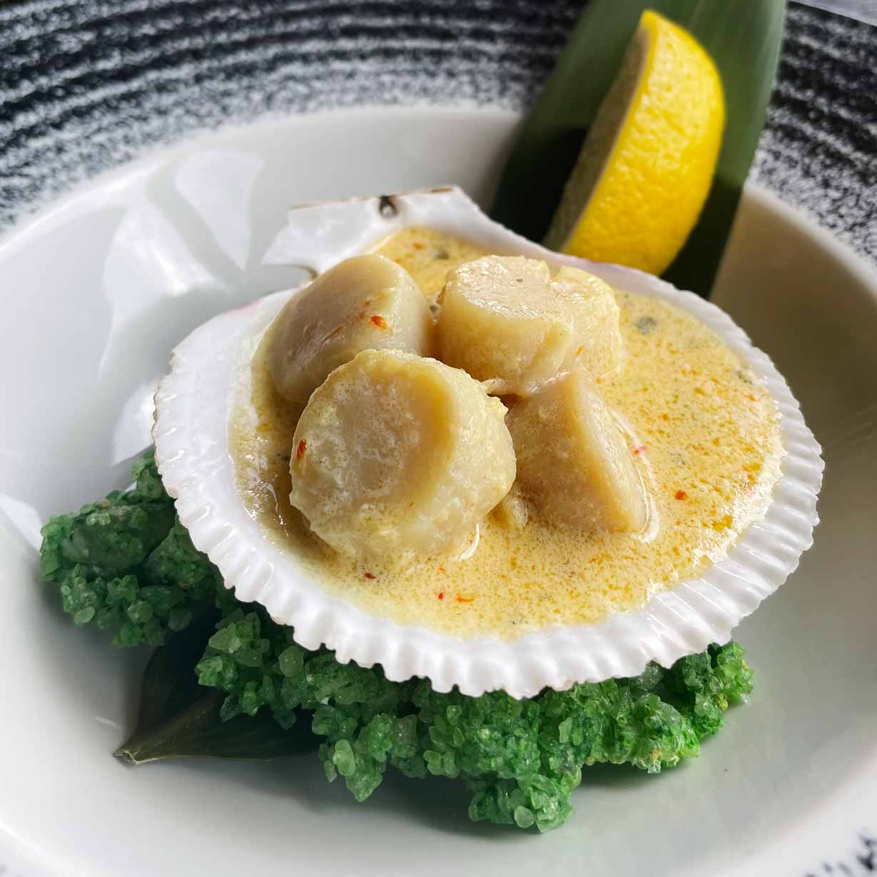 Гребешок запеченный с шафрановым маслом