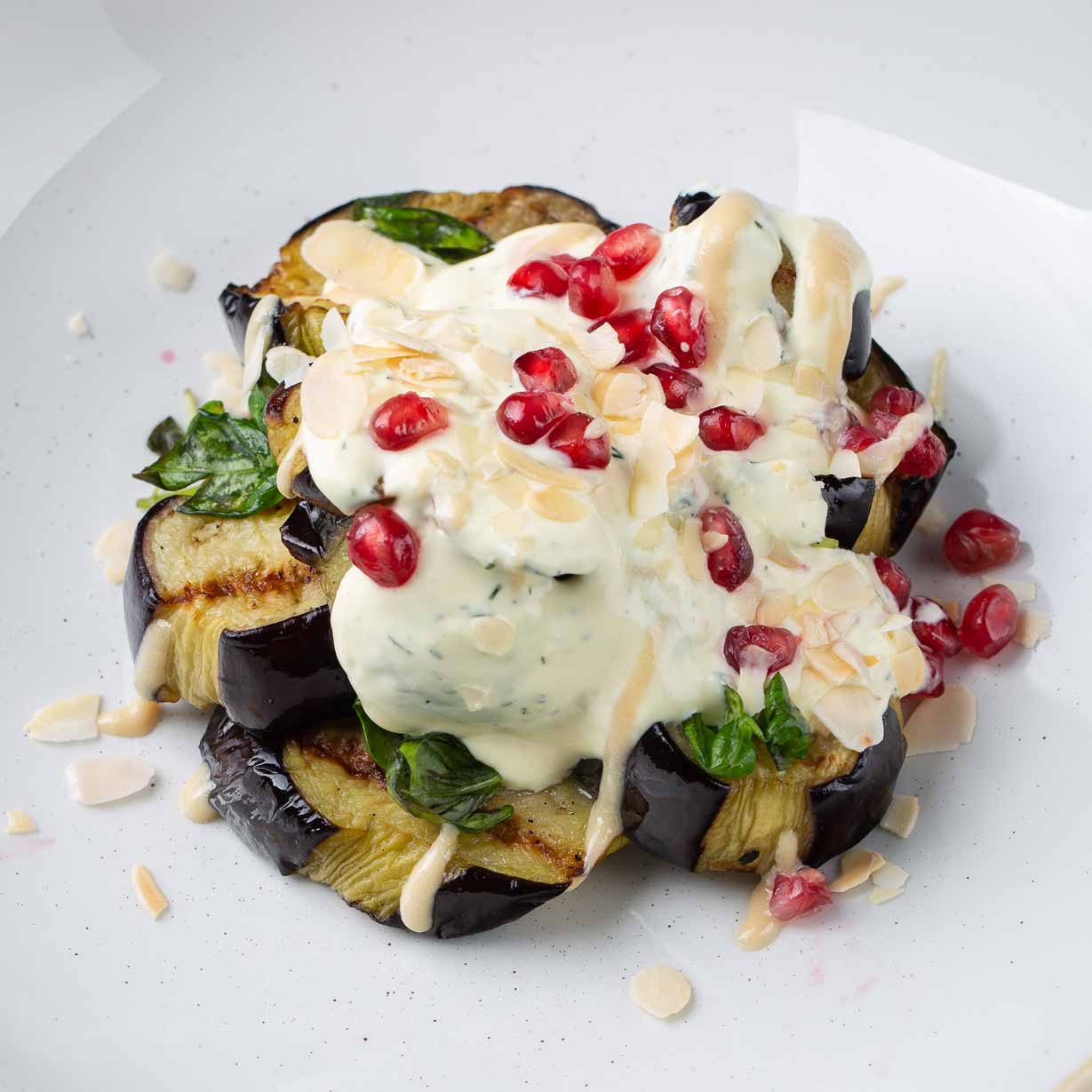 Баклажан запеченный с греческим йогуртом и шафраном