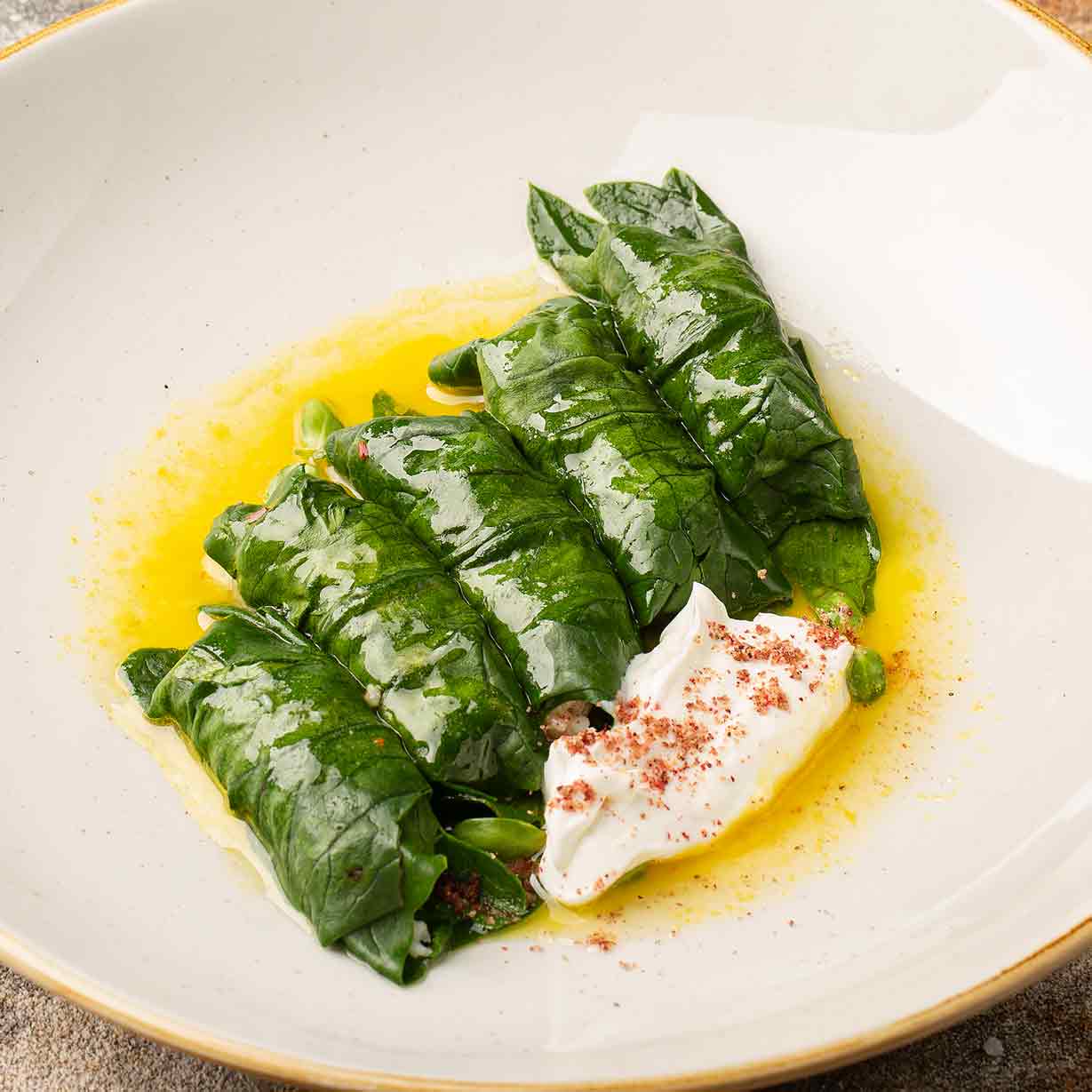 Сарма в листе шпината с камчатским крабом