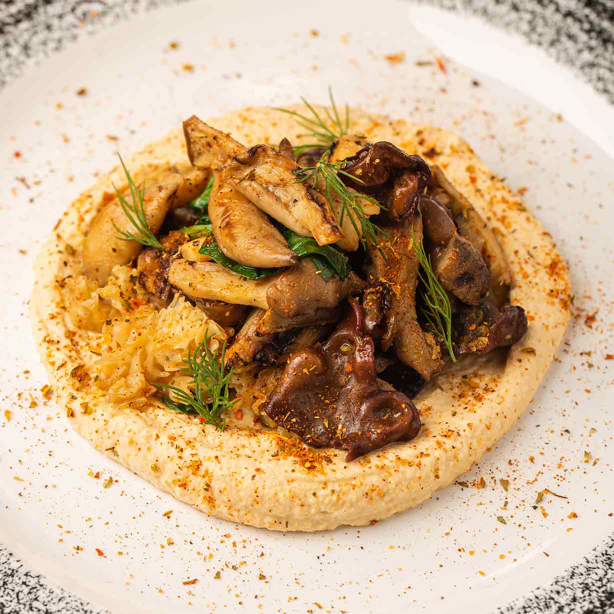 Хумус с грибами гриль. Вешанка, шампиньоны, муэр, ледяной