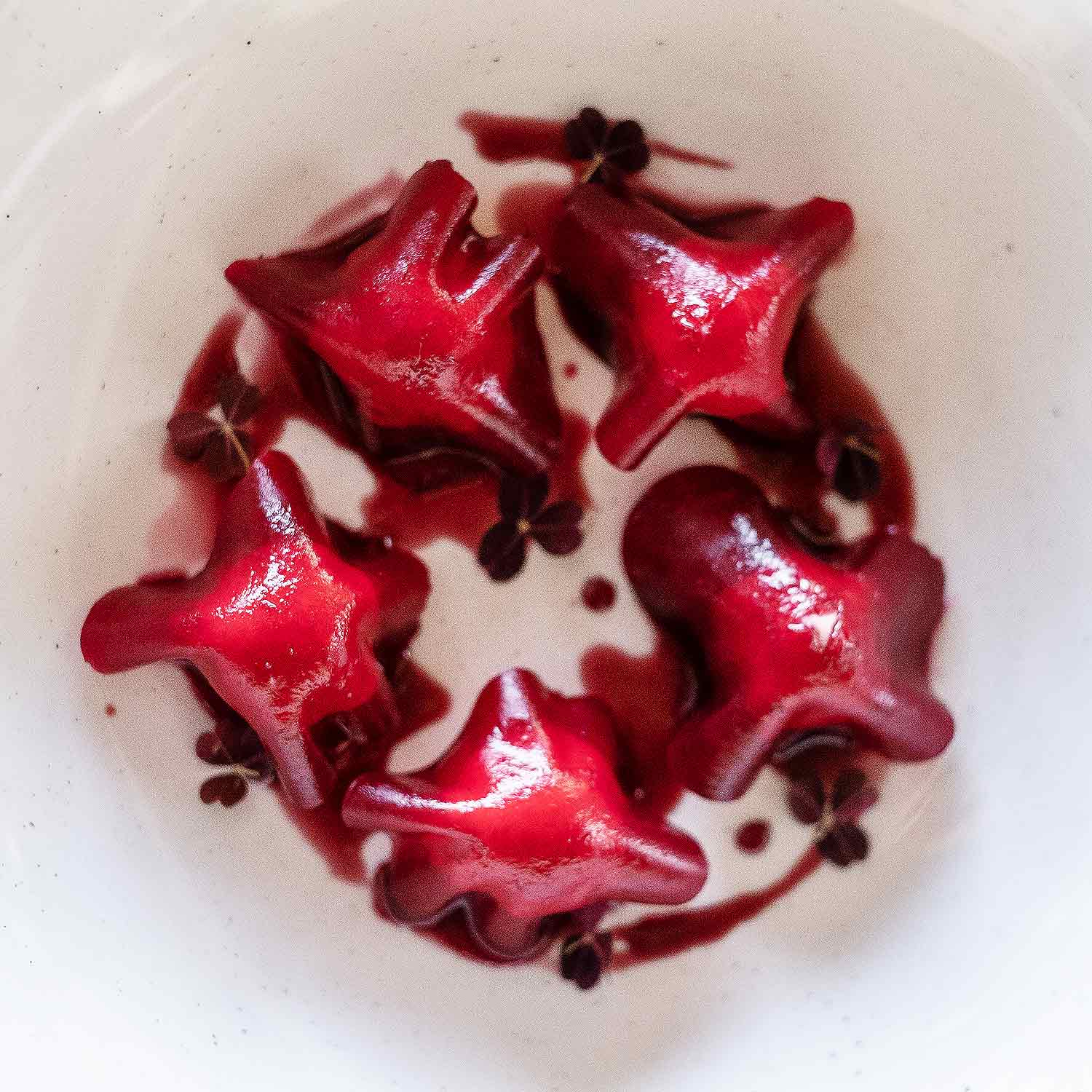 Свекла с кремом из голубого сыра и соусом вино-гранат