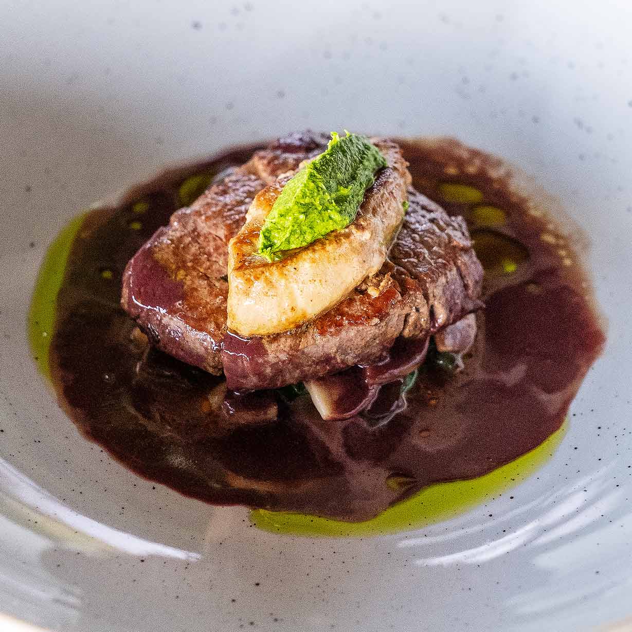 Турнедо Россини с фуа-гра, дюкселем из шампиньонов и кремом  из петрушки