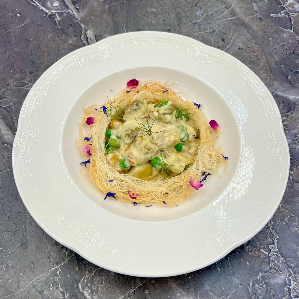 Черноморские рапаны в сливочном соусе с зеленым горошком и тестом катаифи