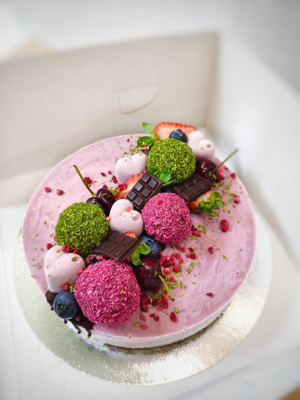 Безореховый ягодный торт