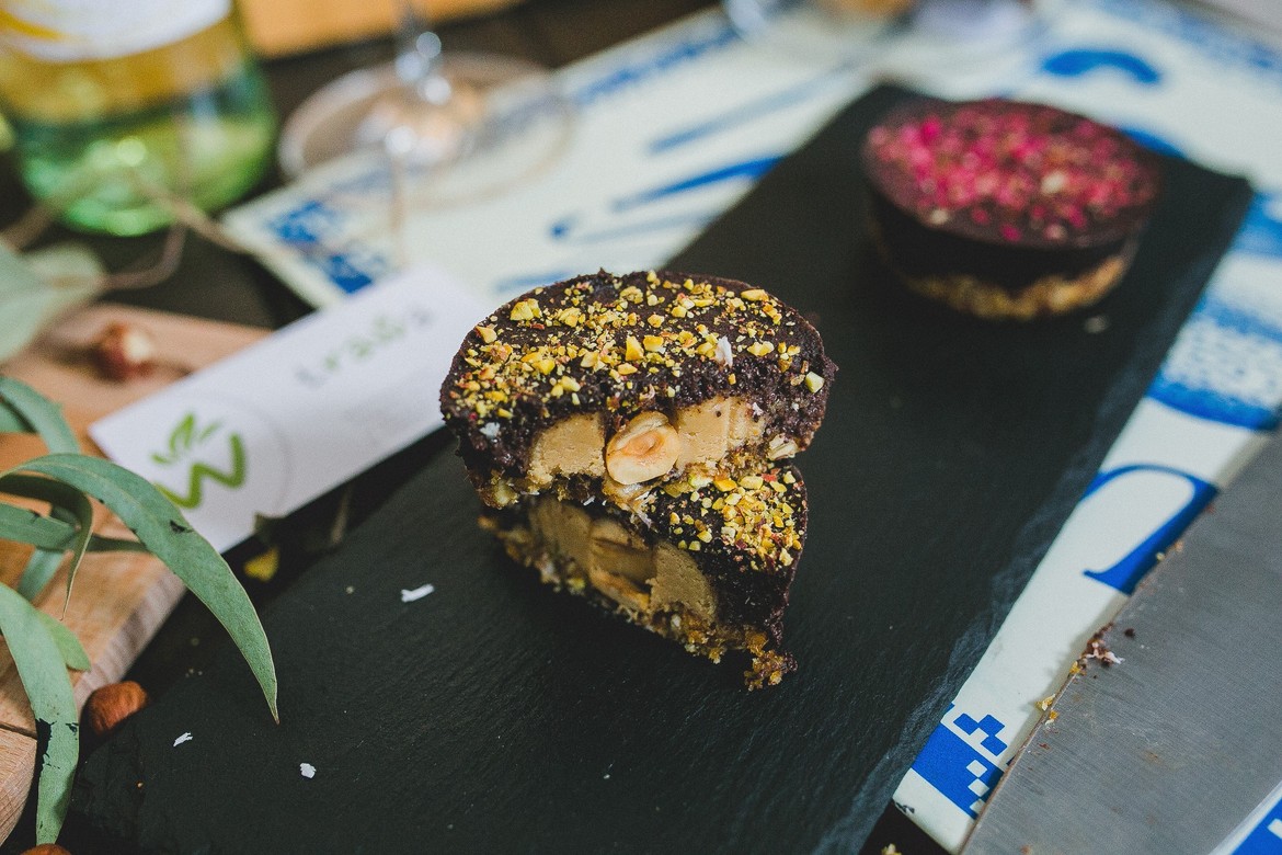 Пирожное "Лава-кейк с арахисовой пастой в молочном шоколаде"