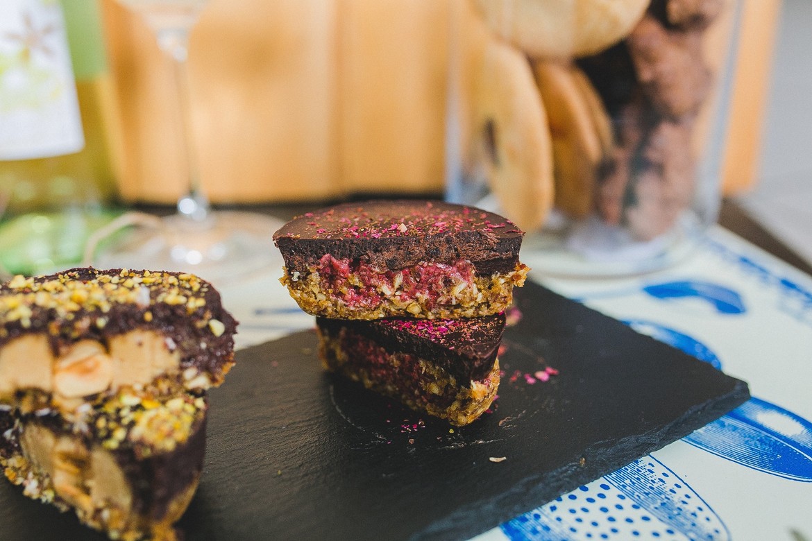 Пирожное "Лава-кейк с клубничной чиа-массой в шоколаде"