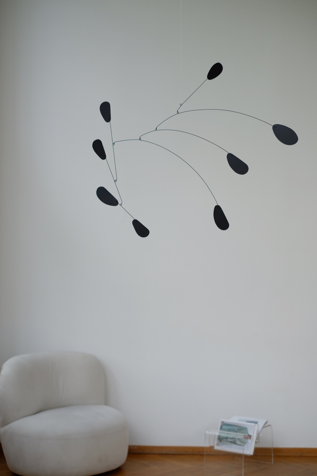 Чёрный интерьерный мобиль