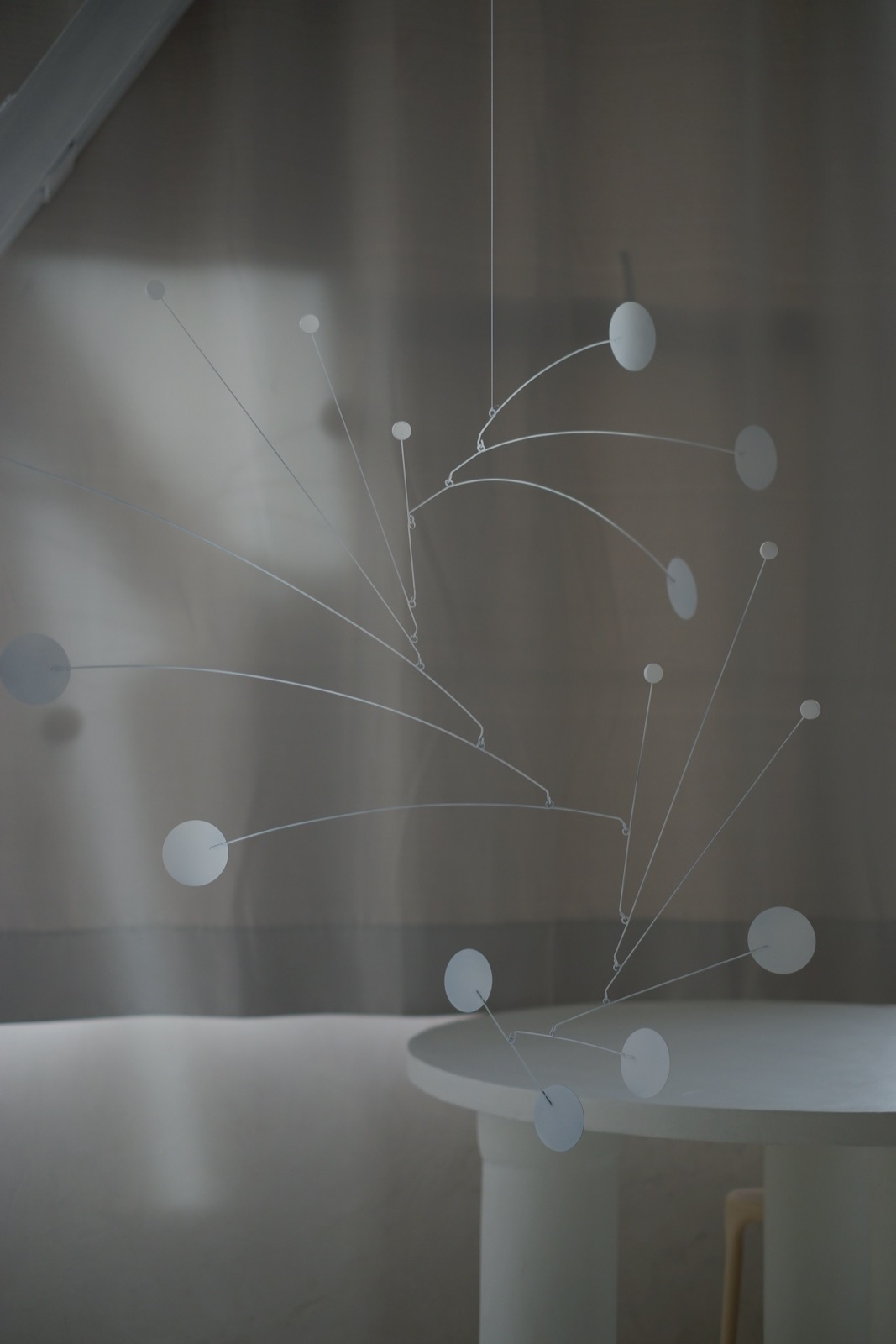 Белый интерьерный мобиль