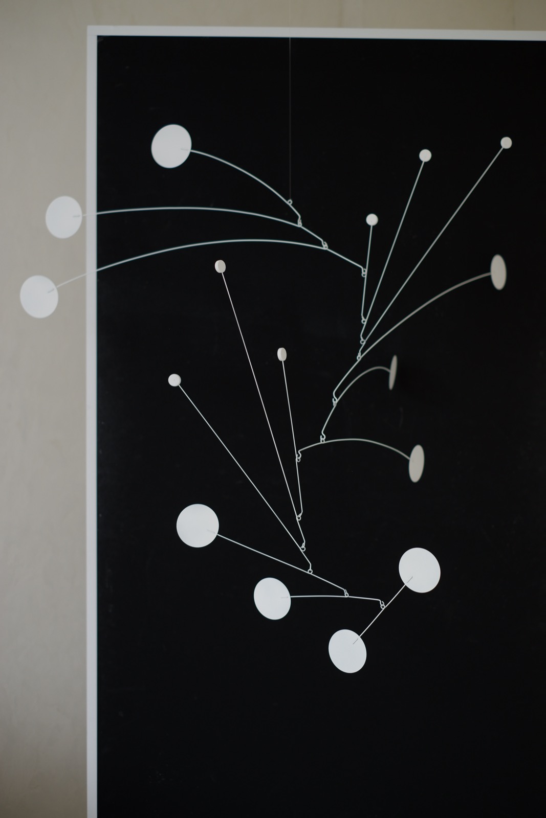 Белый интерьерный мобиль