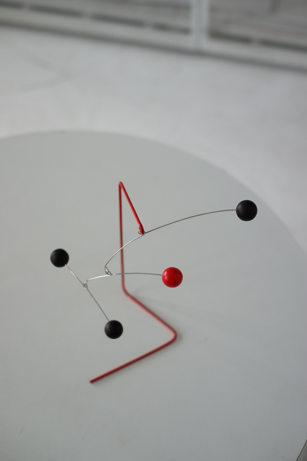 Красный и чёрный интерьерный мобиль