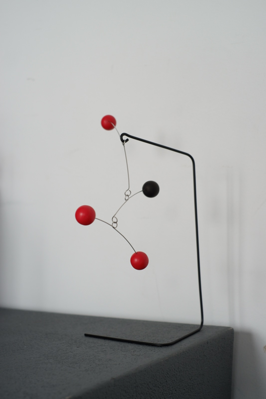 Красный и чёрный интерьерный мобиль