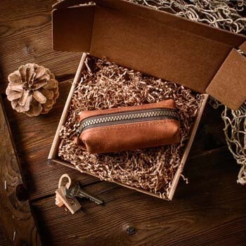 Кожаная ключница цвета коньяк