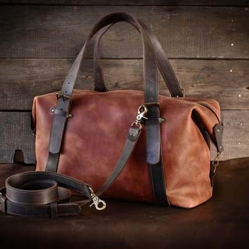 Кожаная дорожная сумка цвета коньяк