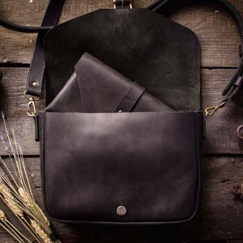 Черная кожаная сумка кроссбоди